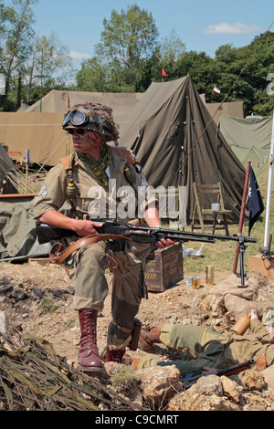 Ri-enactor indossando la divisa della 101ª Divisione aviotrasportata (Screaming Eagles, 2011 Guerra e Pace mostra alla Fattoria del Luppolo, Kent, Regno Unito. Foto Stock