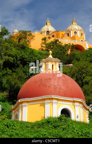 Messico, Puebla, Cholula, Chiesa di Neustra Senor de los Remedios su albero coperto collina sopra le rovine della piramide. Foto Stock