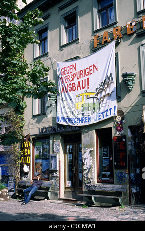 Banner di protesta contro lo sviluppo urbano sulla facciata della Lichtblick-Kino a Kastanienallee di Berlino. Foto Stock