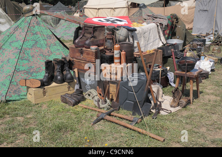 Un assortimento di soldato tedesco delle apparecchiature da guerra mondiale II sul display a 2011 Guerra e Pace mostra al luppolo in fattoria, Paddock Wood, Kent, Regno Unito. Foto Stock