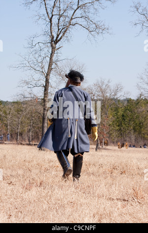 Generale confederato camminare attraverso il campo di battaglia in una guerra civile rievocazione storica Foto Stock