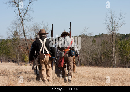 Soldati che marciano in battaglia in una guerra civile rievocazione storica Foto Stock