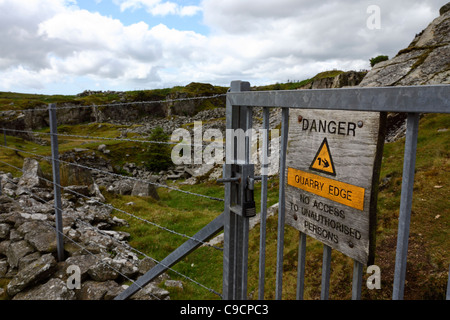 Segno sulla gate di avvertimento pericolo dovuto a bordo di cava, Cheesewrings Quarry , nei pressi di tirapiedi , Bodmin Moor , Cornovaglia , Inghilterra Foto Stock