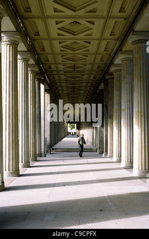 I colonnati a Alte Nationalgalerie sulla Museuminsel nel quartiere Mitte di Berlino. Foto Stock