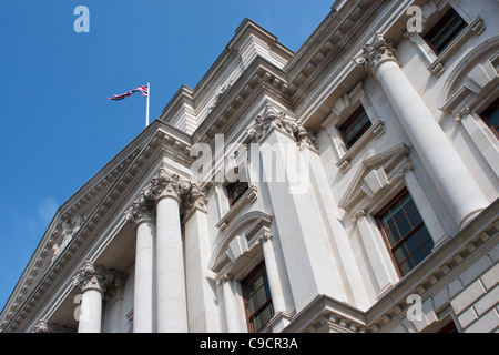 Vista astratta di Londra edificio con unione battenti bandiera contro sfondo blu. Foto Stock