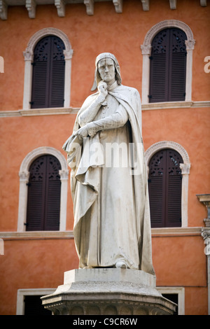 Una statua di Dante in Piazza dei Signori, Verona, Italia Foto Stock