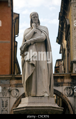 Una statua di Dante in Piazza dei Signori, Verona, Italia Foto Stock