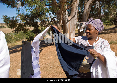 Una cameriera si blocca il lavaggio in una fattoria in Sud Africa. Foto Stock