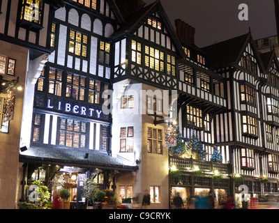 Vista di Liberty department store di notte Foto Stock