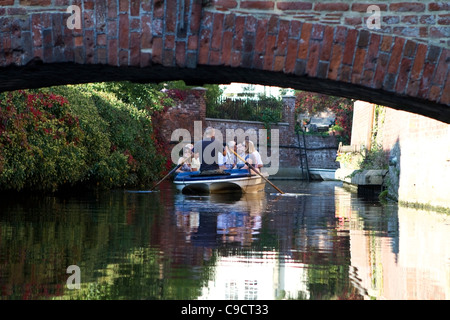 I turisti su una barca a remi sul fiume Stour a Canterbury, Inghilterra Foto Stock