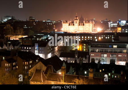 Vista di Edimburgo di notte presi dal castello di Edimburgo, Scozia Foto Stock