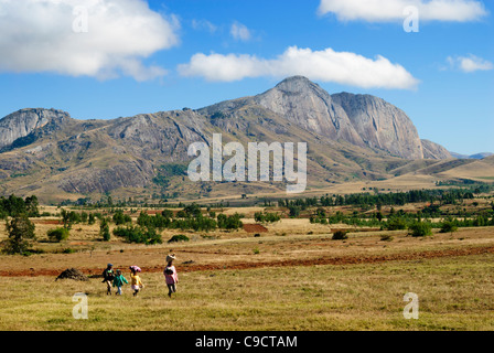 L'uomo, le donne e i bambini a piedi attraverso un paesaggio di montagna nel sud del Madagascar Foto Stock