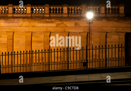 Ornati di illuminazione stradale fotografato dopo il tramonto sulla Montagnola vicino a Edinburgh Princes Street. Foto Stock