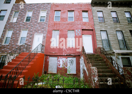 Fatiscenti case di arenaria e le case su Van Buren Street nel quartiere Bedford-Stuyvesant di Brooklyn a New York Foto Stock