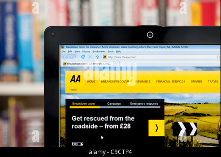 Il sito web di AA sparato contro una libreria sullo sfondo (solo uso editoriale: -print, TV, e-book e Redazione sito web). Foto Stock