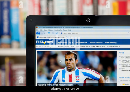 Il sito web di FIFA sparato contro una libreria sullo sfondo (solo uso editoriale: -print, TV, e-book e Redazione sito web). Foto Stock