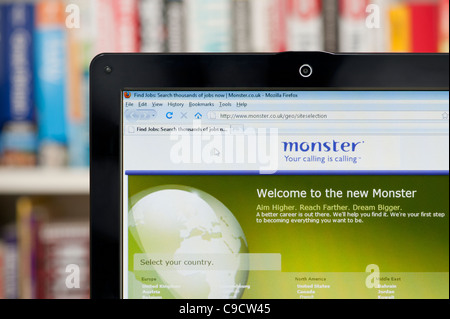 Il sito internet di Monster sparato contro una libreria sullo sfondo (solo uso editoriale: -print, TV, e-book e Redazione sito web). Foto Stock