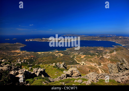 Vista panoramica del golfo di Milos, uno dei più grandi porti naturali del Mediterraneo. Cicladi Grecia Foto Stock