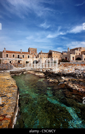 Vecchi magazzini nel piccolo porto di Gerolimenas village, in Lakonian Mani, oggi trasformato in un hotel a pressione atmosferica. La Grecia Foto Stock