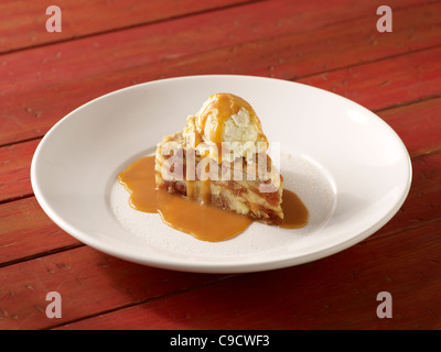 Una fetta di torta di mele a la mode con la salsa di caramello su una piastra bianca Foto Stock