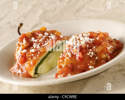 Chili Relleno su una piastra bianca Foto Stock