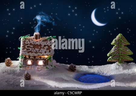Piccolo cottage di panpepato nel villaggio sul lago Foto Stock