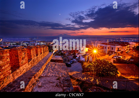 Vista panoramica di Salonicco da pareti ("Torre Trigoniou') di Ano Poli (significa 'Città Alta'). Macedonia, Grecia Foto Stock