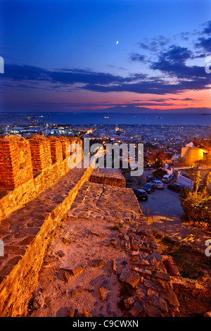 Vista panoramica di Salonicco da pareti ("Torre Trigoniou') di Ano Poli (significa 'Città Alta'). Macedonia, Grecia Foto Stock