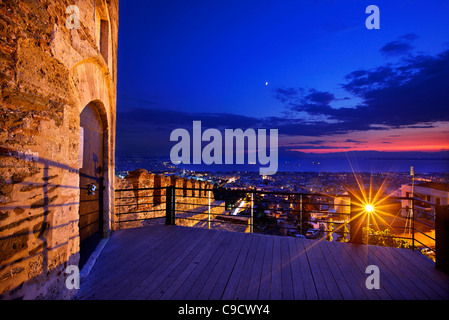 Il Pyrgos Trigoniou ("Torre Trigoniou") e parte delle pareti in Ano Poli ("città alta'), Salonicco, Macedonia, Grecia Foto Stock