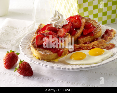 Strawberry French Toast con uova e bacon Foto Stock
