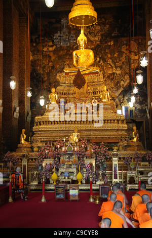 Buddha e monaci di Wat Pho, il Tempio del Buddha Reclinato, Bangkok Foto Stock