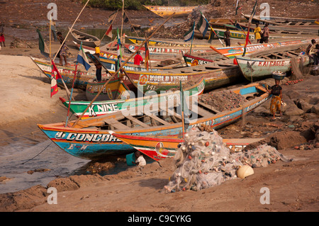 Una colorata collezione di pesca artigianale barche, periferia di Freetown, Sierra Leone Foto Stock