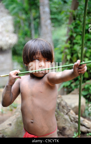 Embera bambino che gioca a caccia con arco e freccia in Embera Puru comunità indigena in Panama Foto Stock