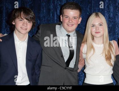 Joel Courtney, Riley Griffiths, Elle Fanning all'interno per il Super 8 Blu-ray e DVD Release Party, Samuel Goldwyn Theatre al AMPAS, Los Angeles, CA Novembre 22, 2011. Foto di: Emiley Schweich/Everett Collection Foto Stock