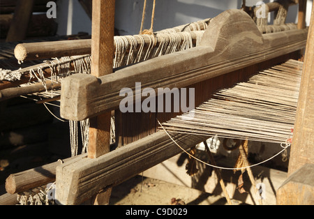 Dettaglio di un tradizionale a mano in legno telaio di tessitura. Foto Stock