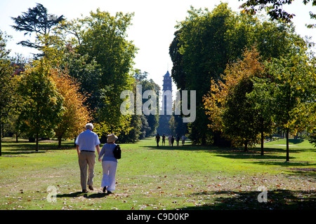 Giovane a piedi a Kew Gardens - Pagoda a distanza - Londra Foto Stock