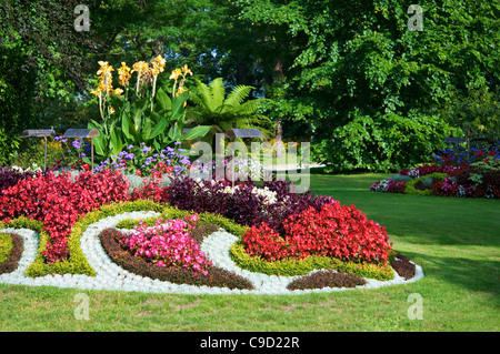 Fiori colorati in letti presso il giardino botanico di Coutances. Foto Stock