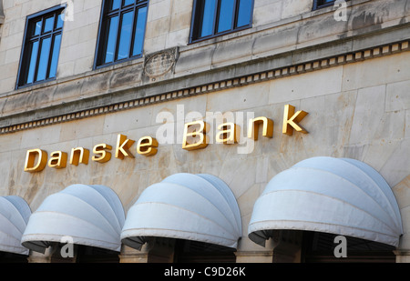 La Danske Bank davanti e logo dal ramo edificio per uffici a Nytorv su Strøget a Copenaghen, in Danimarca. Foto Stock