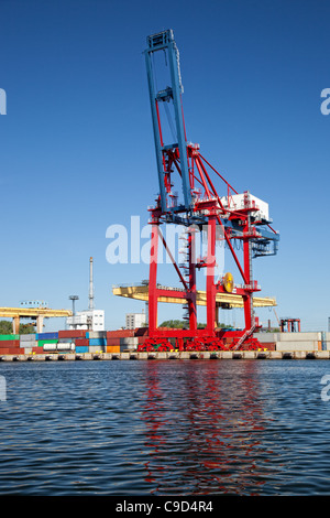 Gantry cranes in un porto su uno sfondo di cielo blu. Foto Stock