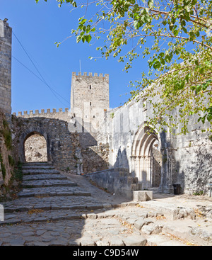 Nossa Senhora da Pena chiesa (aka Santa Maria da Pena) rovine e il castello di Leiria mantenere. Leiria, Portogallo. Foto Stock