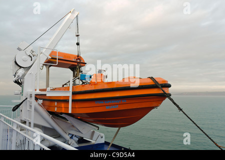 Scialuppe di salvataggio sospesa da una gru a bordo di una nave di grandi dimensioni. Foto Stock