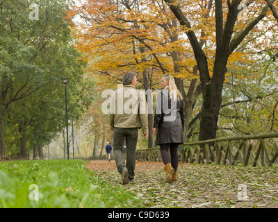 L'Italia, Piemonte, Torino, giovane camminando lungo il percorso di autunno in città Foto Stock