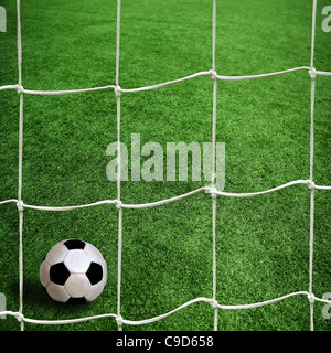 Pallone da calcio in erba verde Foto Stock