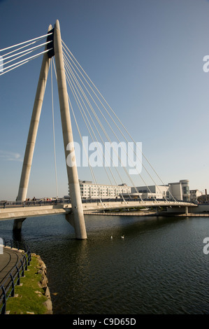 Moderno ponte sopra il lago marino, Southport Foto Stock