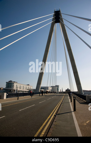 Moderno ponte sopra il lago marino, Southport Foto Stock