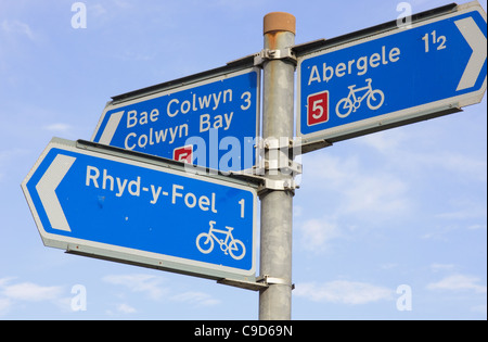 Un segno sul percorso costiero nel Galles del Nord che mostra tracce di ciclo di Colwyn Bay, Abergele e Rhyd-y-Foel. Foto Stock