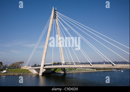 Moderno ponte sopra il lago marino, Southport Foto Stock