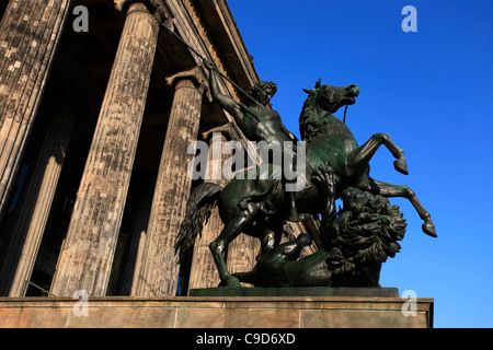 Statua raffigurante una guerriera equestre con guglie che combattono Amazon, 1842, di Augustus Kiss collocato di fronte al Museo Altes situato sull'Isola dei Musei nel quartiere Mitte di Berlino, Germania Foto Stock