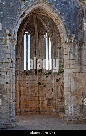Abside della Nossa Senhora da Pena chiesa (aka Santa Maria da Pena) ruderi, all'interno del castello di Leiria. Leiria, Portogallo. Foto Stock