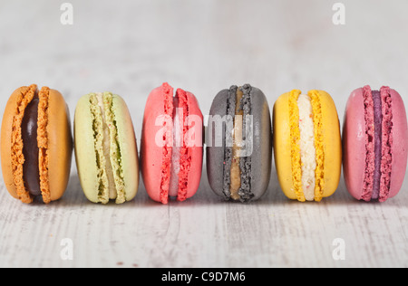 Colorato deliziosi macarons, tipica pasticceria francese Foto Stock